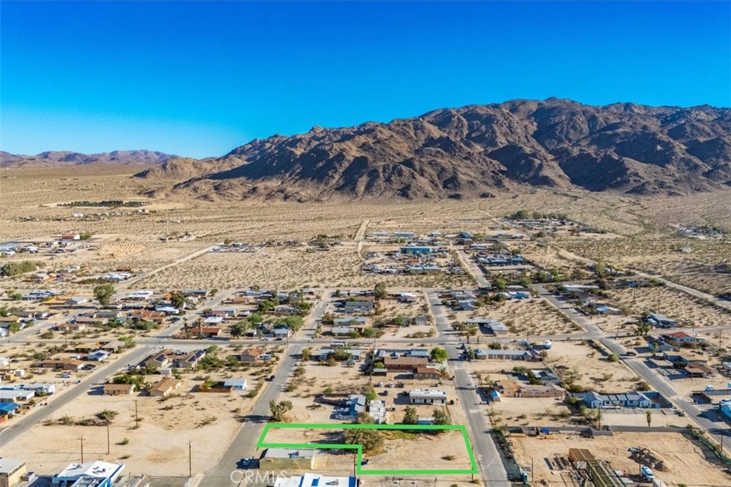 3 Commercial lots in Downtown 29 Palms. All utilities Available. Just across from brand new development. Sold together or separate at 66,000.00 each.
Very flat, mostly cleared and ready for use. High traffic area just off Hwy 62.