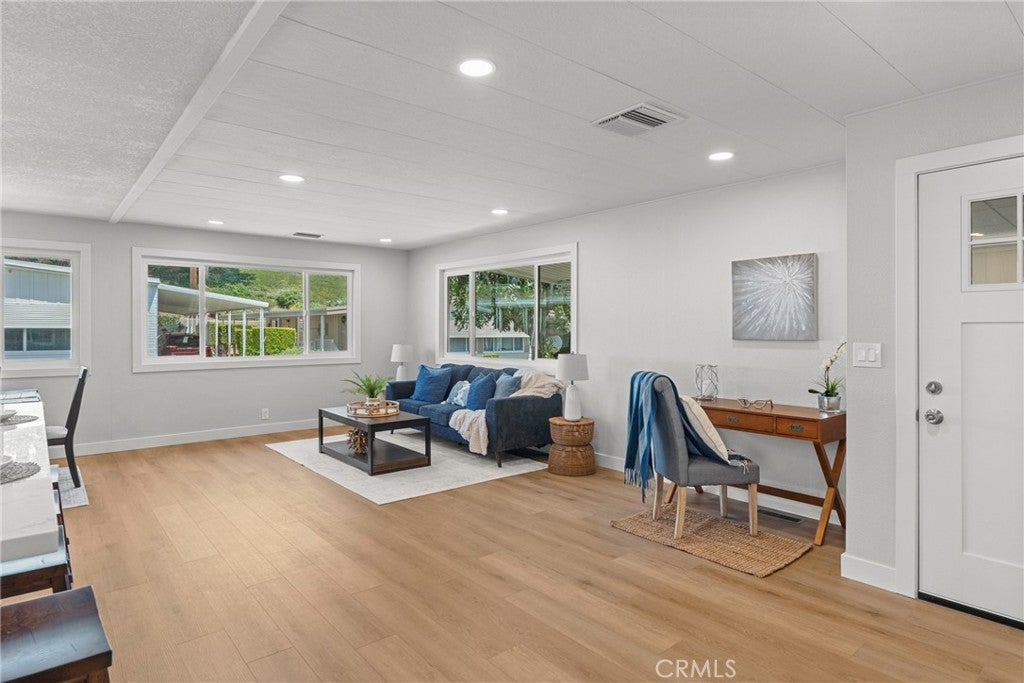 3761 Lake Grove 55