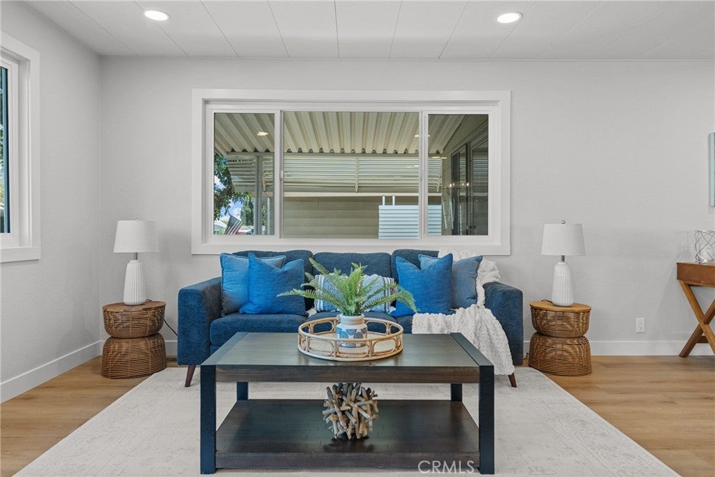 3761 Lake Grove 55
