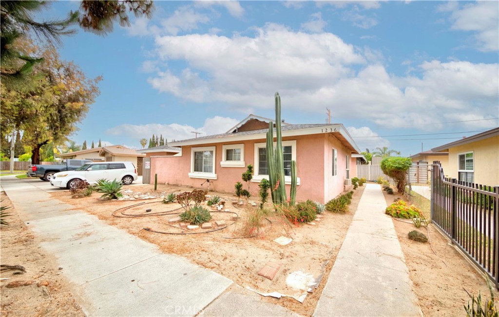 1236 N Dresden Place