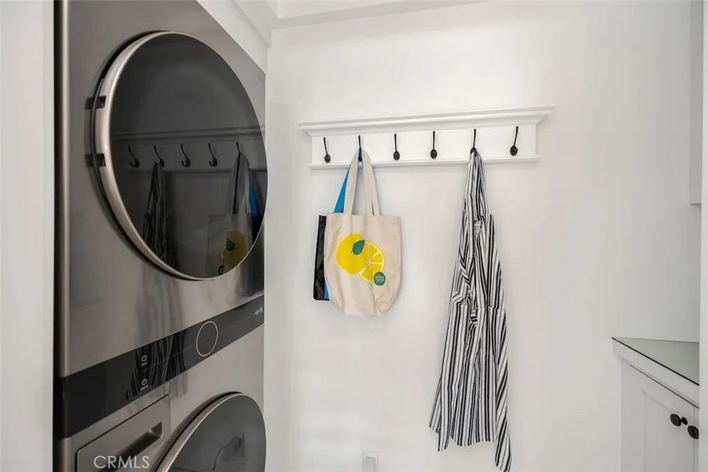 Laguna Beach, California 92651, United States, 2 Bedrooms Bedrooms, ,2 BathroomsBathrooms,Residential,Active,223208