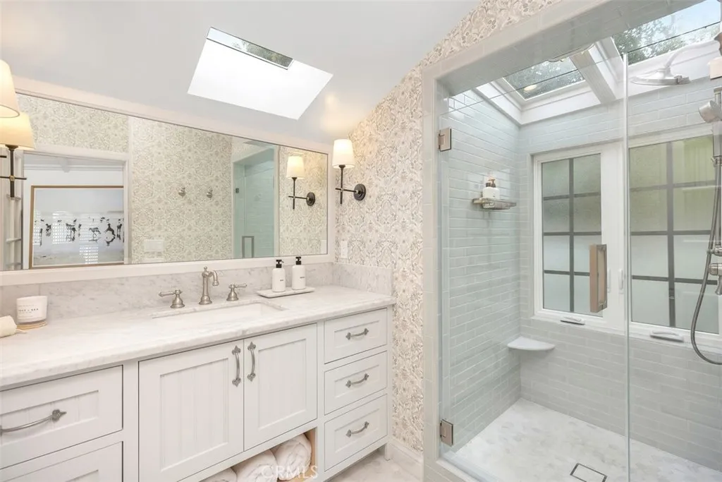 Laguna Beach, California 92651, United States, 2 Bedrooms Bedrooms, ,2 BathroomsBathrooms,Residential,Active,223208