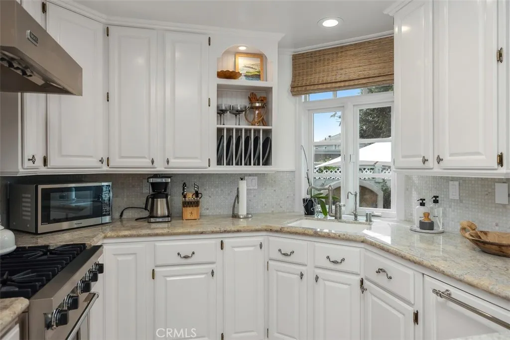 Laguna Beach, California 92651, United States, 2 Bedrooms Bedrooms, ,2 BathroomsBathrooms,Residential,Active,223208