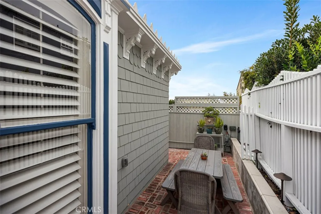 Laguna Beach, California 92651, United States, 2 Bedrooms Bedrooms, ,2 BathroomsBathrooms,Residential,Active,223208