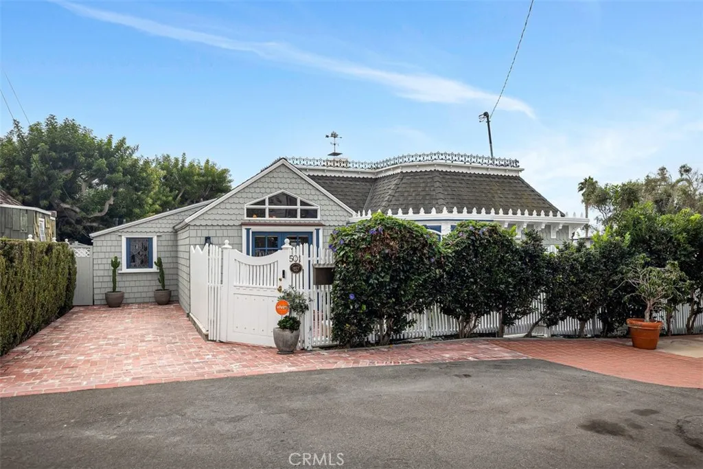 Laguna Beach, California 92651, United States, 2 Bedrooms Bedrooms, ,2 BathroomsBathrooms,Residential,Active,223208