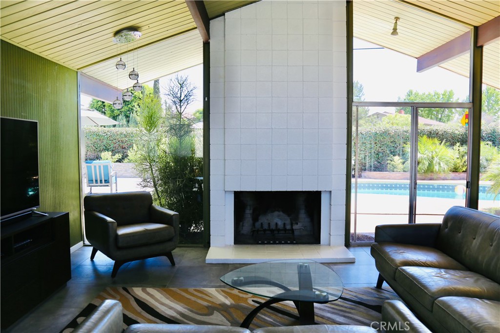 626 E Palmdale Avenue