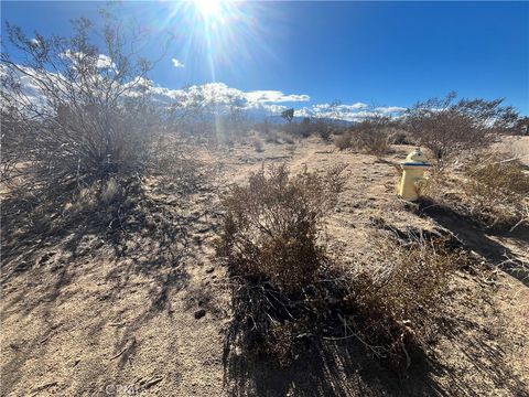 Photo of 1 Greasewood Ln, Phelan, CA 92371 (MLS # HD25263371)
