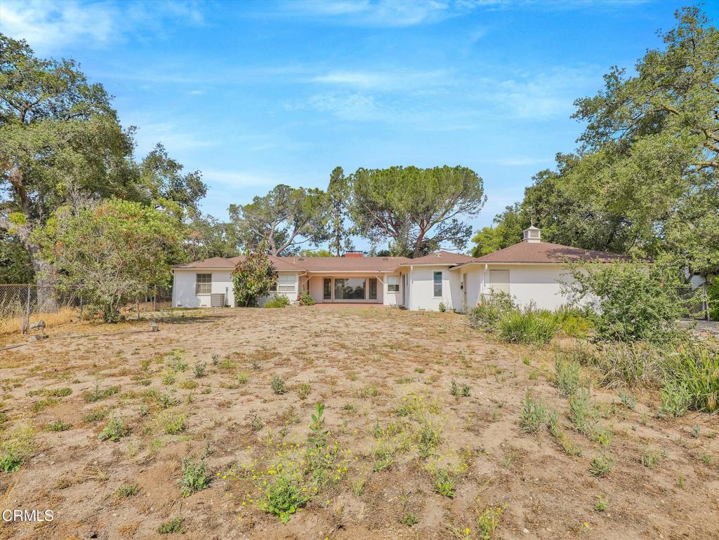 Situated on over an acre in one of the most prestigious and expensive areas of La Canada Flintridge, this is a one-level home that offers exceptional street frontage and endless potential for expansion.