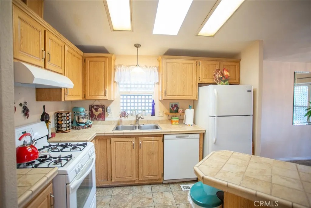 Chatsworth, California 91311, United States, 2 Bedrooms Bedrooms, ,2 BathroomsBathrooms,Residential,Active,214336