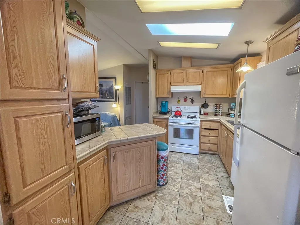 Chatsworth, California 91311, United States, 2 Bedrooms Bedrooms, ,2 BathroomsBathrooms,Residential,Active,214336