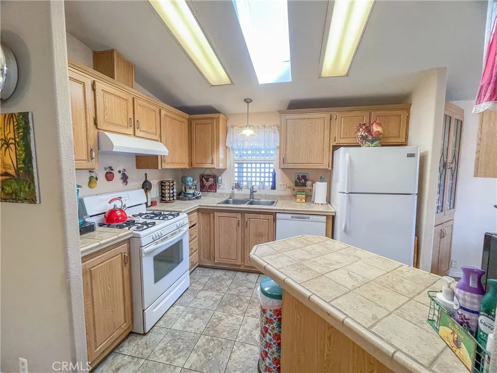 Chatsworth, California 91311, United States, 2 Bedrooms Bedrooms, ,2 BathroomsBathrooms,Residential,Active,214336