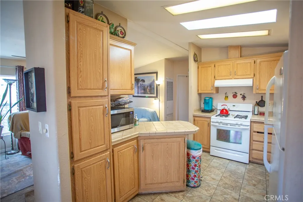 Chatsworth, California 91311, United States, 2 Bedrooms Bedrooms, ,2 BathroomsBathrooms,Residential,Active,214336