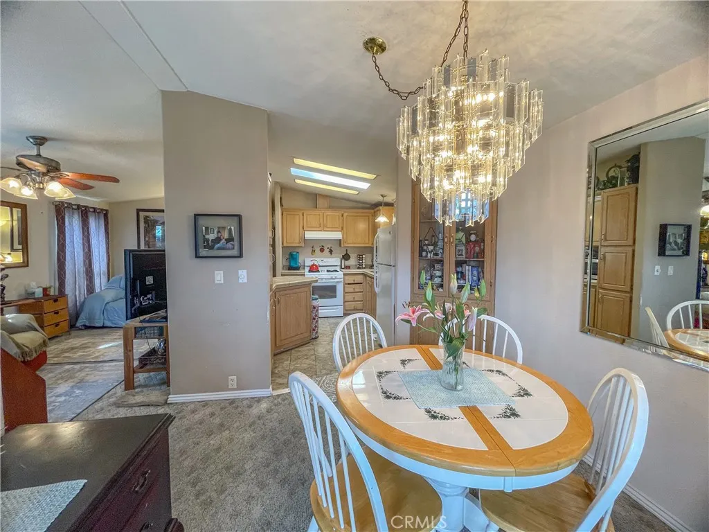 Chatsworth, California 91311, United States, 2 Bedrooms Bedrooms, ,2 BathroomsBathrooms,Residential,Active,214336