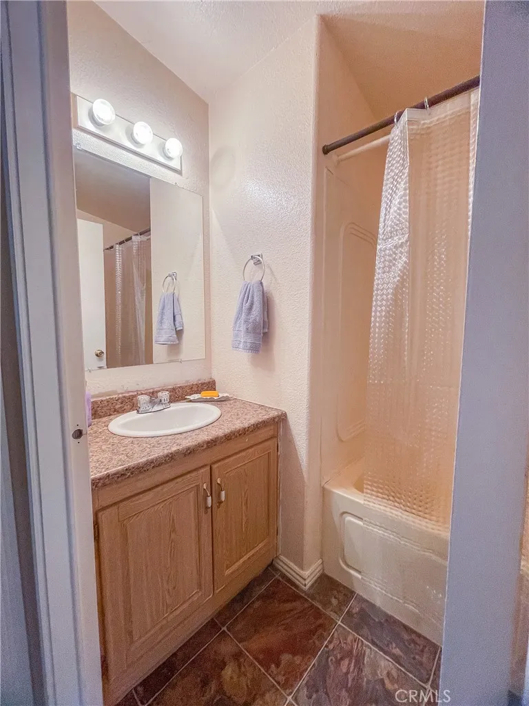 Chatsworth, California 91311, United States, 2 Bedrooms Bedrooms, ,2 BathroomsBathrooms,Residential,Active,214336