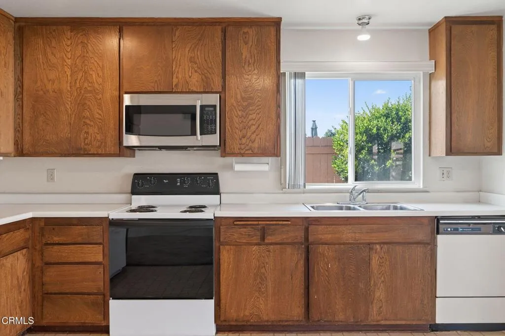 Ventura, California 93003, United States, 5 Bedrooms Bedrooms, ,2 BathroomsBathrooms,Residential,Active,226914