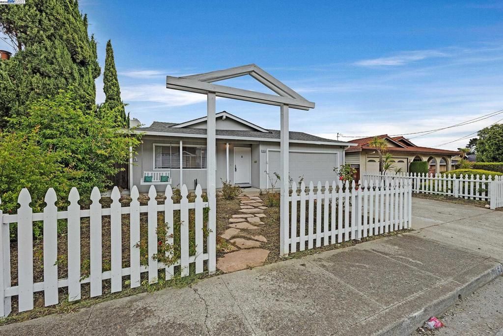 Photo of 19464 Yuma St St, Castro Valley, CA 94546 (MLS # 41115604)