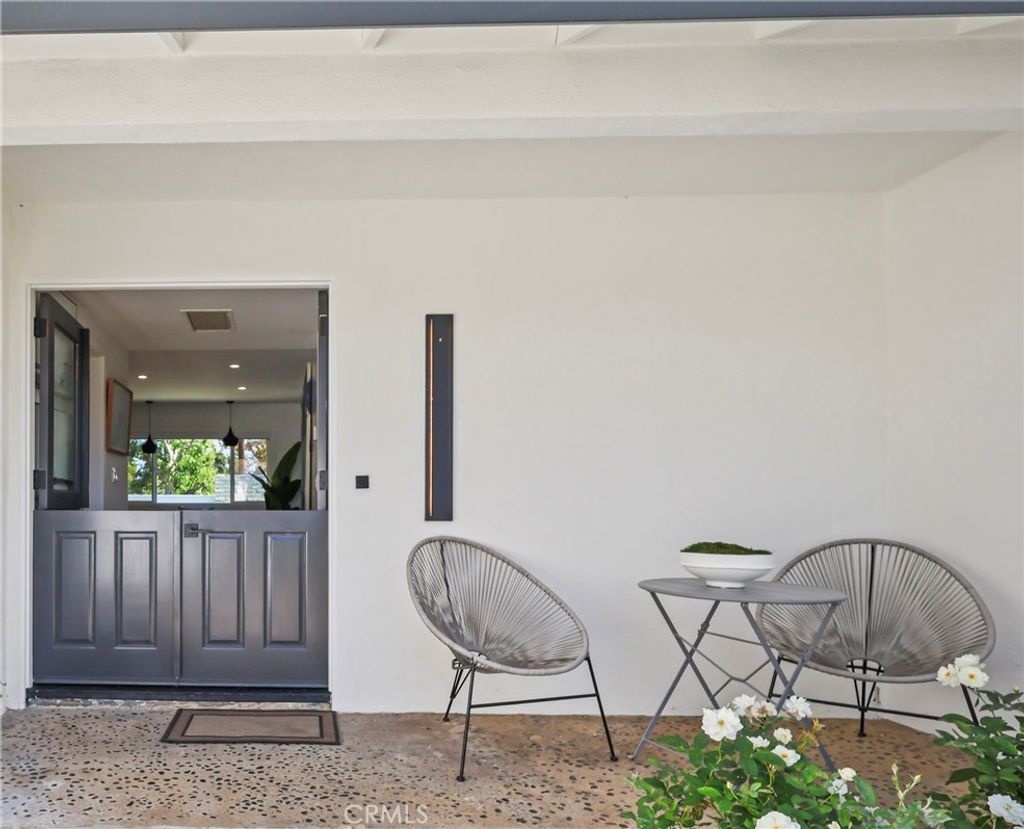 Photo of 2316 La Linda Pl, Newport Beach, CA 92660 (MLS # LG25251367)