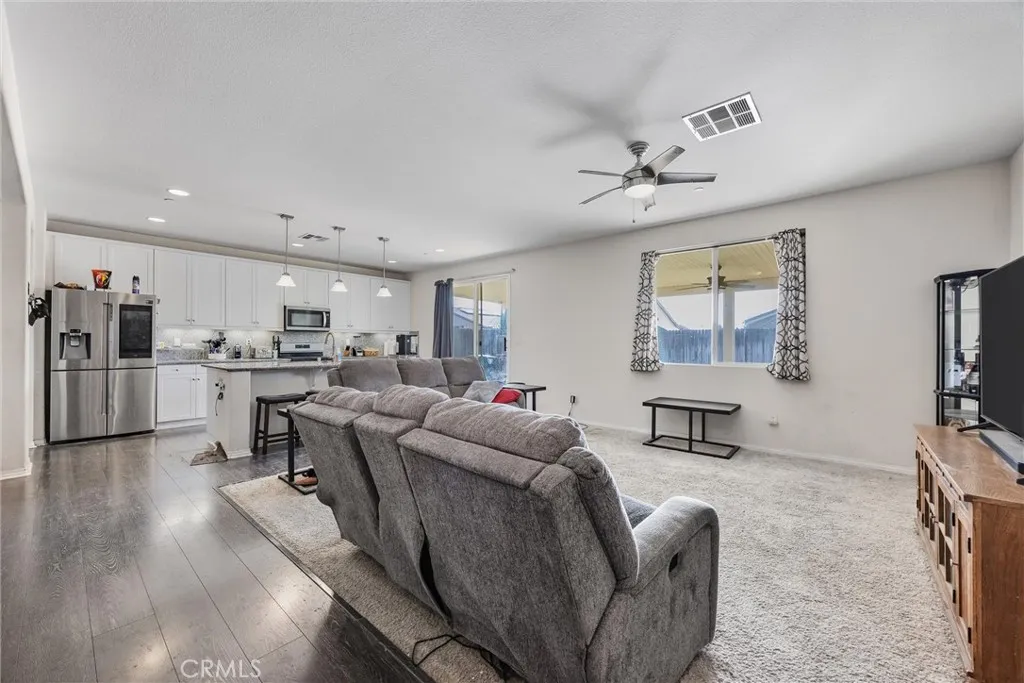 Bakersfield, California 93313, United States, 4 Bedrooms Bedrooms, ,2 BathroomsBathrooms,Residential,Active,232163