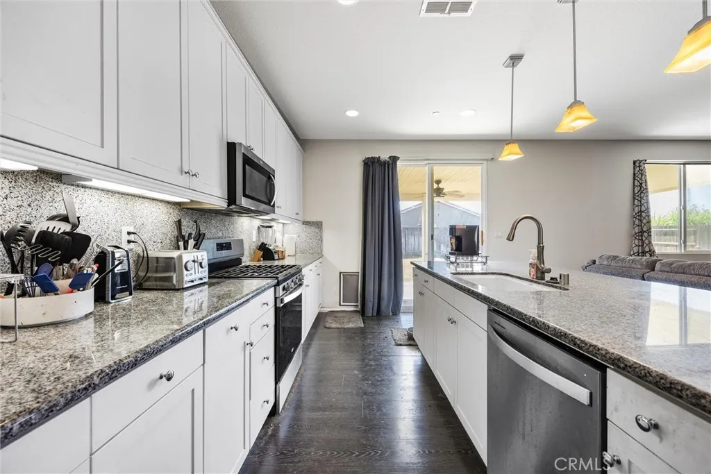 Bakersfield, California 93313, United States, 4 Bedrooms Bedrooms, ,2 BathroomsBathrooms,Residential,Active,232163