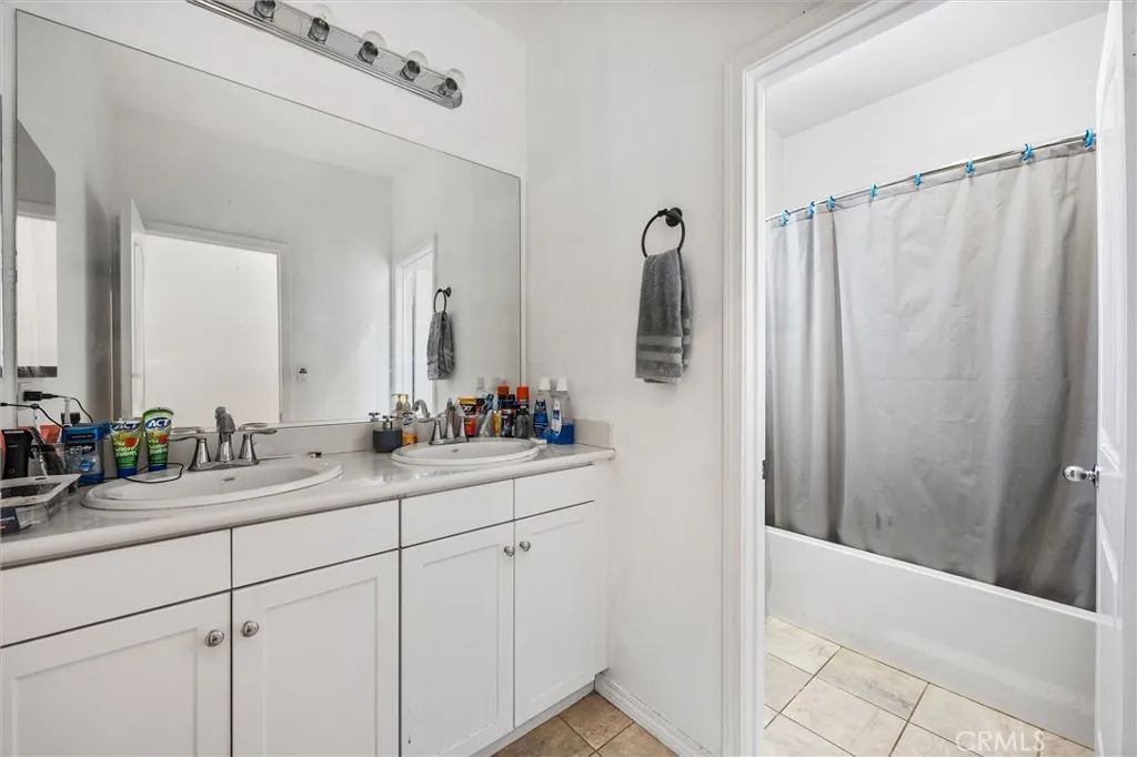 Bakersfield, California 93313, United States, 4 Bedrooms Bedrooms, ,2 BathroomsBathrooms,Residential,Active,232163