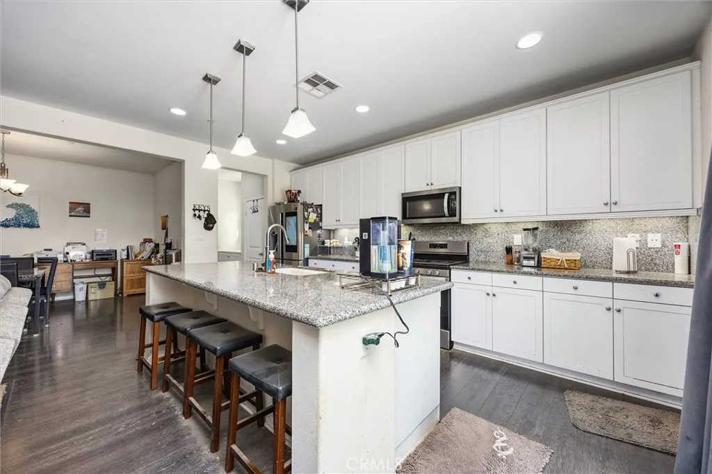 Bakersfield, California 93313, United States, 4 Bedrooms Bedrooms, ,2 BathroomsBathrooms,Residential,Active,232163