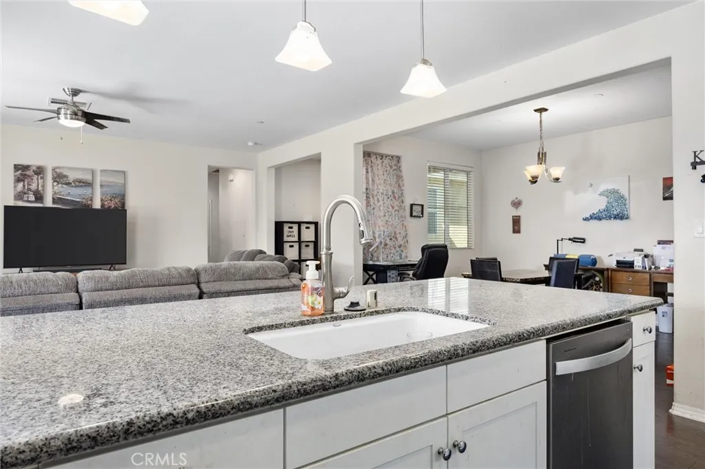 Bakersfield, California 93313, United States, 4 Bedrooms Bedrooms, ,2 BathroomsBathrooms,Residential,Active,232163