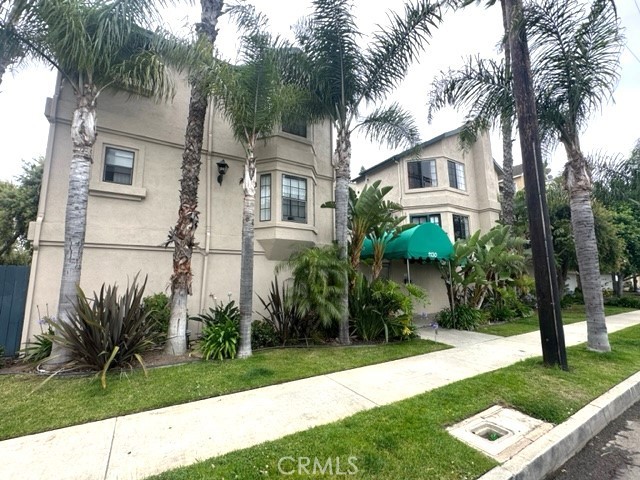 Welcome home to this second-floor, 2 bedroom 2 bathroom apartment in Long Beach! This apartment features laminate floors throughout and a balcony in one of the bedrooms. The kitchen features a stove and sleek countertops. The living room and bedrooms are spacious, with big windows for plenty of sunlight. Also, the garden-setting complex features on-site laundry and underground detached garage space. Located near Recreation Park, Willard Elementary School, Blair Field, and many restaurants and shops!
"Photos are of a similar unit"
