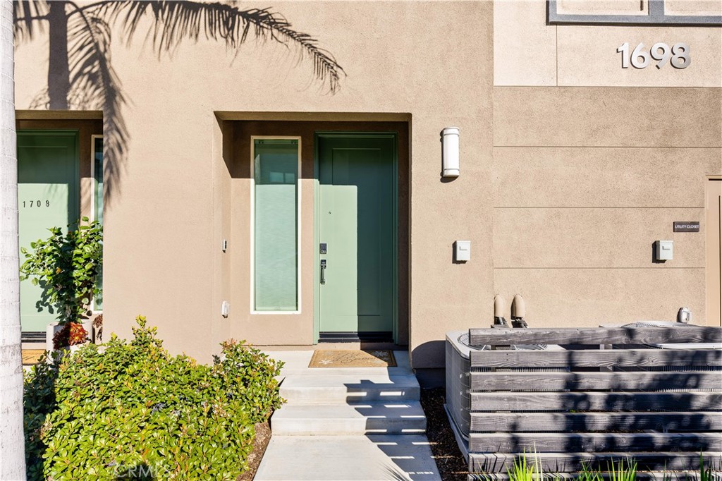 1698 Hollyleaf Terrace