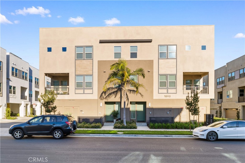 1698 Hollyleaf Terrace