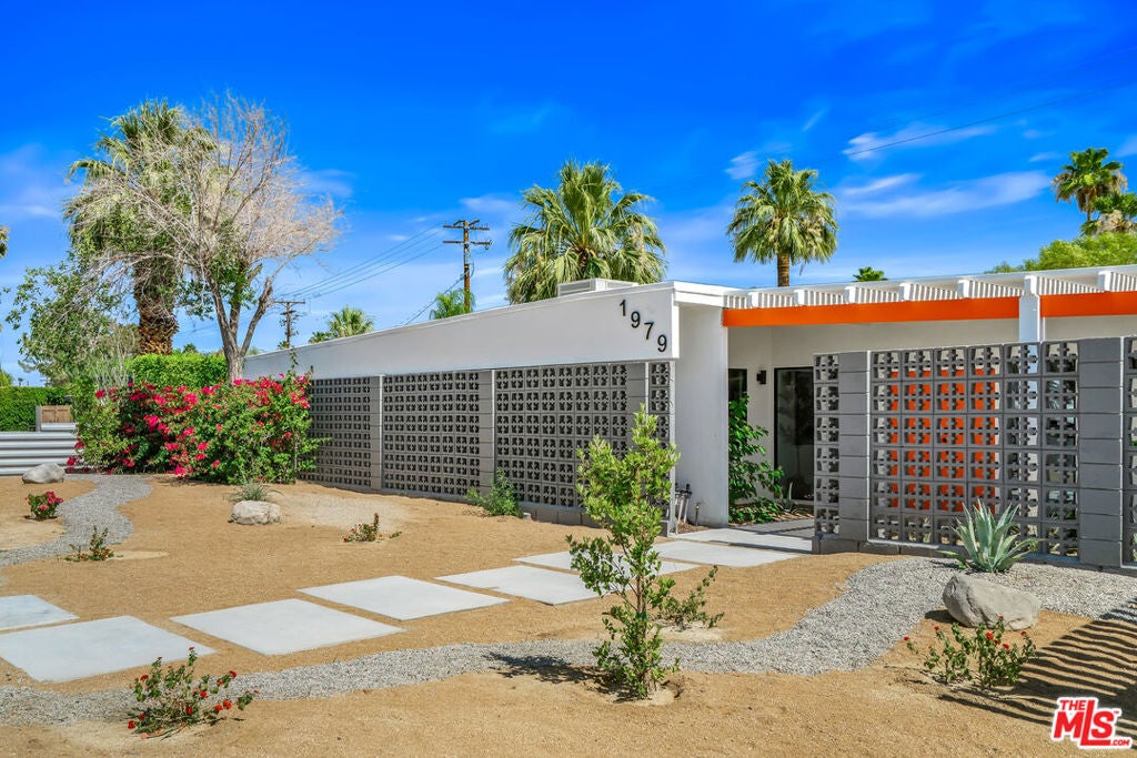 1979 E Alejo Road
