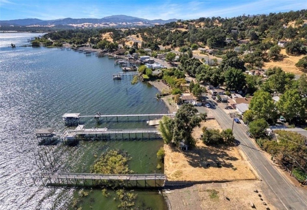 3383 Lakeshore