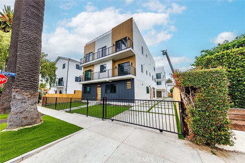 Photo of 5187 W 21st Street, Los Angeles, CA 90016 (MLS # BB26197857)