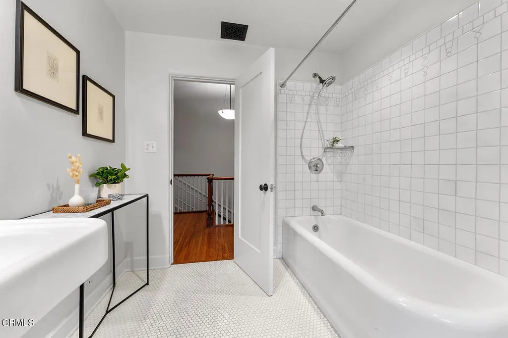 Pasadena, California 91108, United States, 3 Bedrooms Bedrooms, ,3 BathroomsBathrooms,Residential,Active,173774