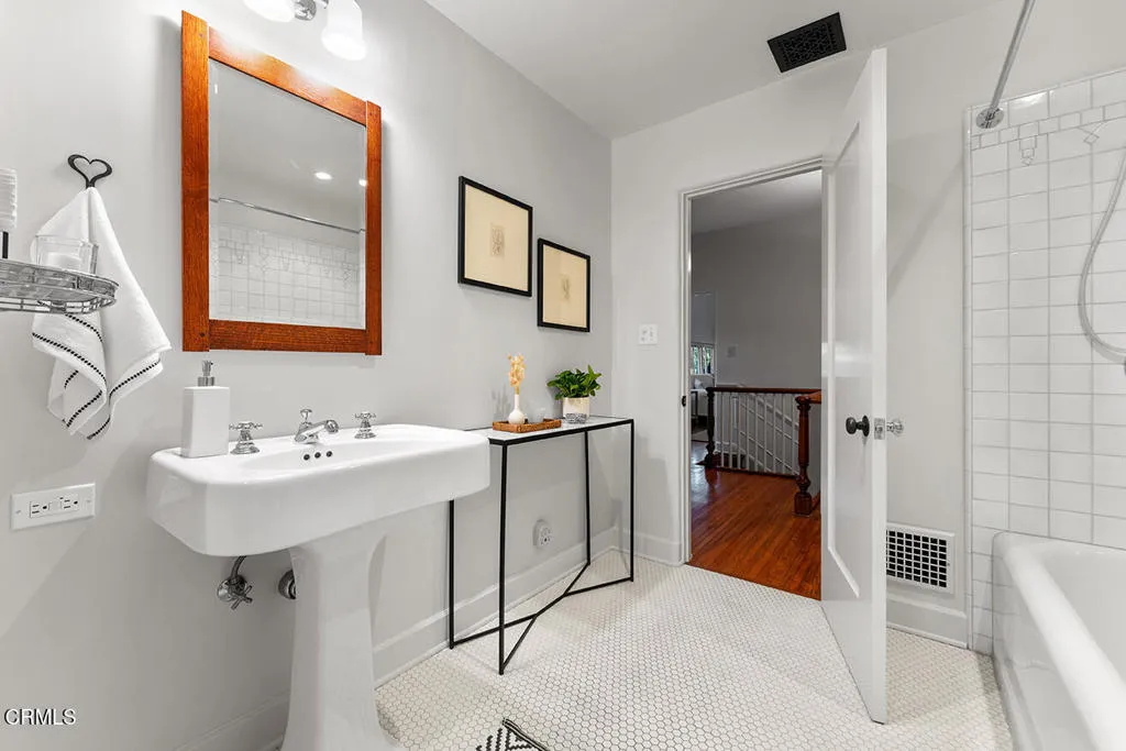 Pasadena, California 91108, United States, 3 Bedrooms Bedrooms, ,3 BathroomsBathrooms,Residential,Active,173774