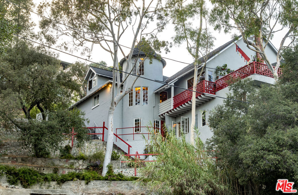 Properties 1 2882 Belden Drive