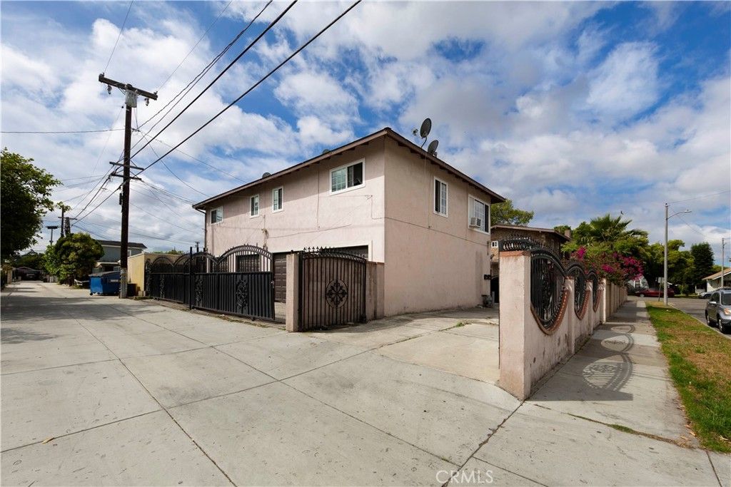 Photo of 603 S Orange Ave, Santa Ana, CA 92701 (MLS # PW26071918)