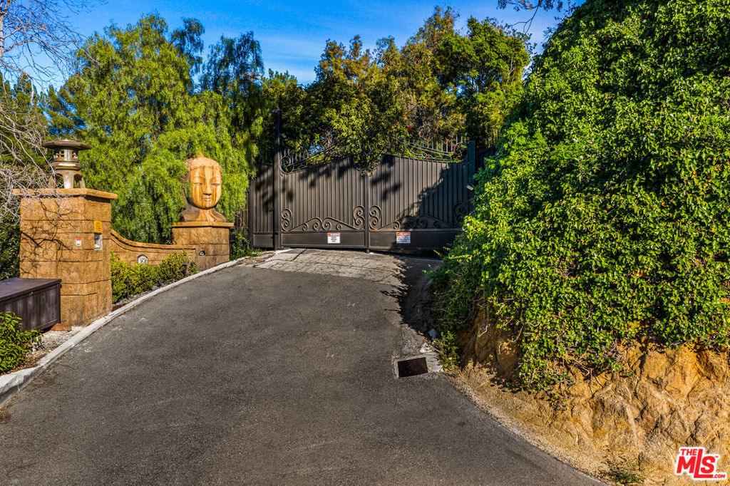 Situated in a prime BHPO location in a world of its own up a gated, private driveway, the most significant development opportunity awaits. This incredible property is comprised of three lots sitting on a promontory with jaw-dropping 360 degree views. An opportunity of this magnitude has nearly endless possibilities to showcase one of the best unobstructed views in Los Angeles with over 2.7 acres of land. A true spectacle for the discerning buyer with the creativity to imagine their dream home on the most impressive lot available in Los Angeles.