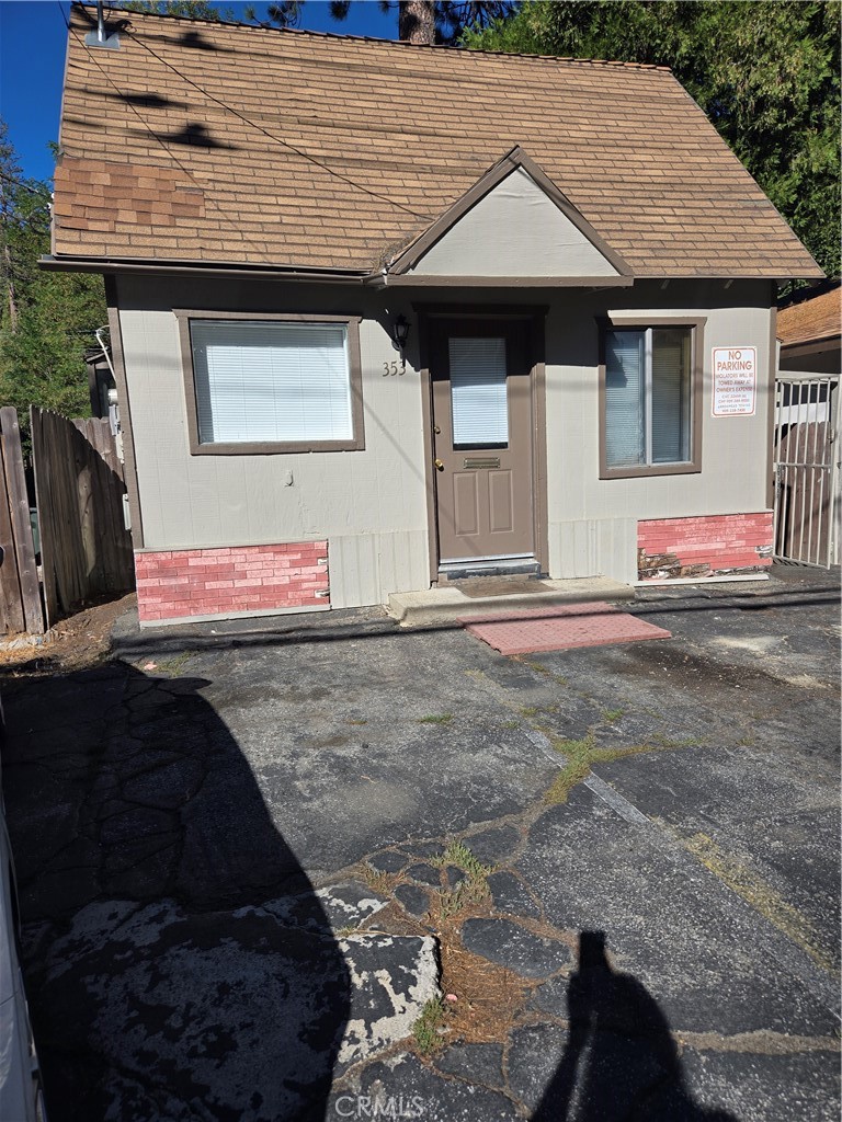 Great commuter location. Level entry right off main road. Large rear bedroom plus loft. Nice size kitchen and full bath. Laundry room off bedroom. Nice level fenced rear patio area. New exterior paint.
