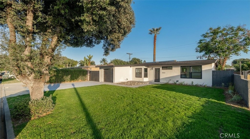 1834 E Holly Oak