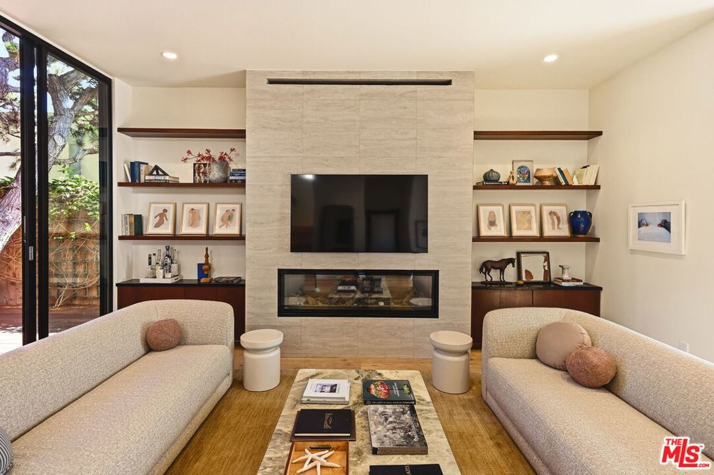 738 Superba Avenue