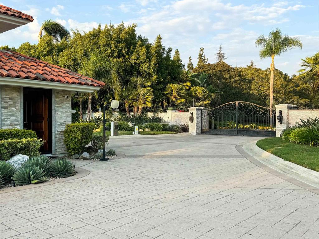 6998 Rancho La Cima