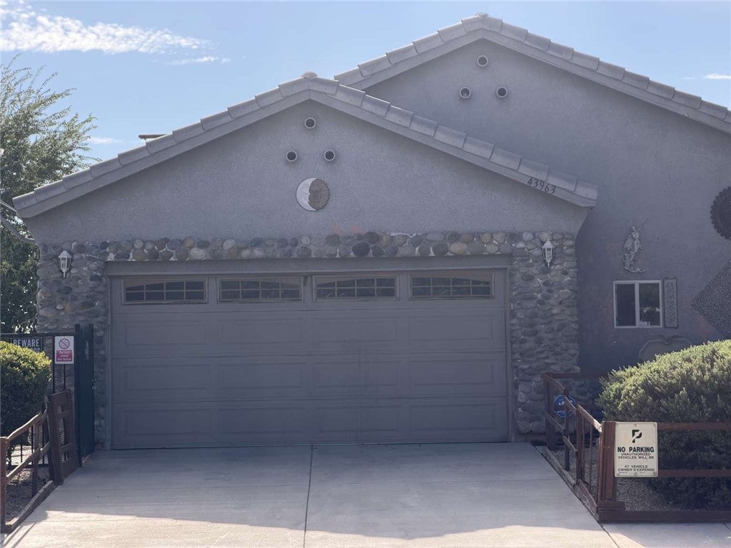 Photo of 43963 Glenraven Road, Lancaster, CA 93535 (MLS # FR26176515)