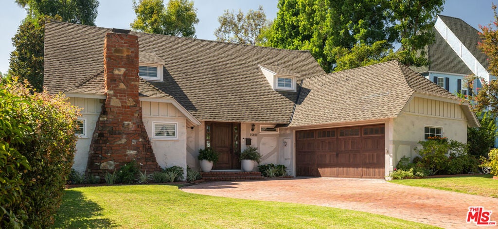 Photo of 15434 Sutton Street, Sherman Oaks, CA 91403 (MLS # 26991303)