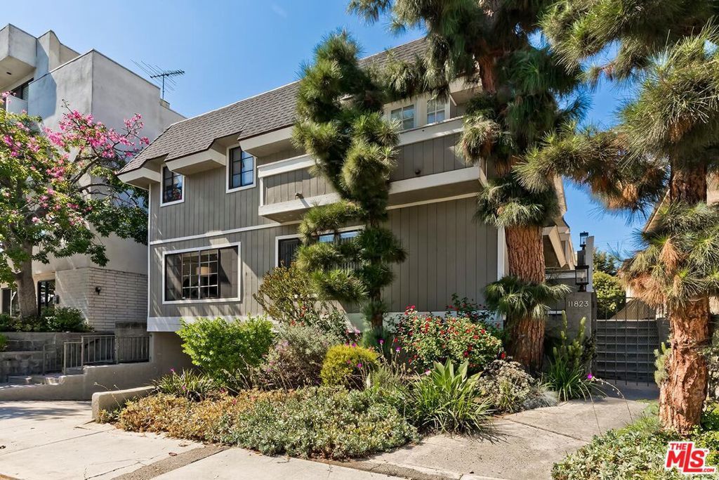 Photo of 11823 Mayfield Avenue #6, Los Angeles, CA 90049 (MLS # 25599129)