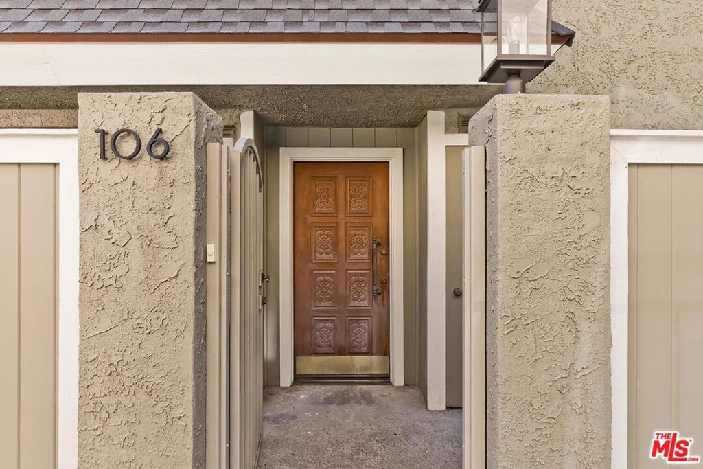 Photo of 11823 Mayfield Avenue #6, Los Angeles, CA 90049 (MLS # 25599129)