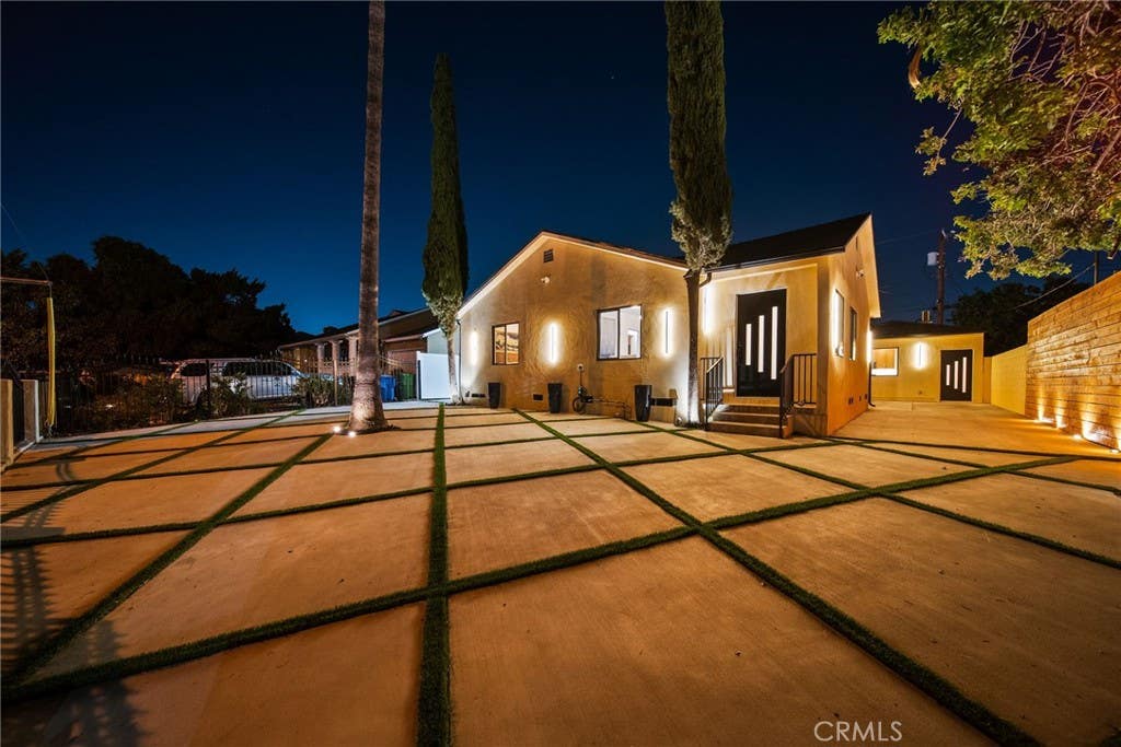 Photo of 7660 Radford Avenue, North Hollywood, CA 91605 (MLS # SR26156146)