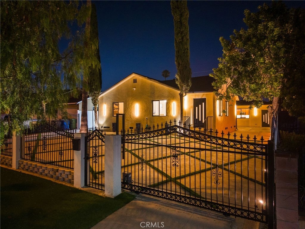Photo of 7660 Radford Avenue, North Hollywood, CA 91605 (MLS # SR26156146)