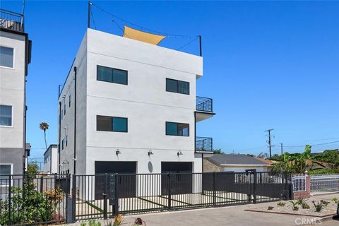 Photo of 2633 S Cochran Ave, Los Angeles, CA 90016 (MLS # BB26035743)