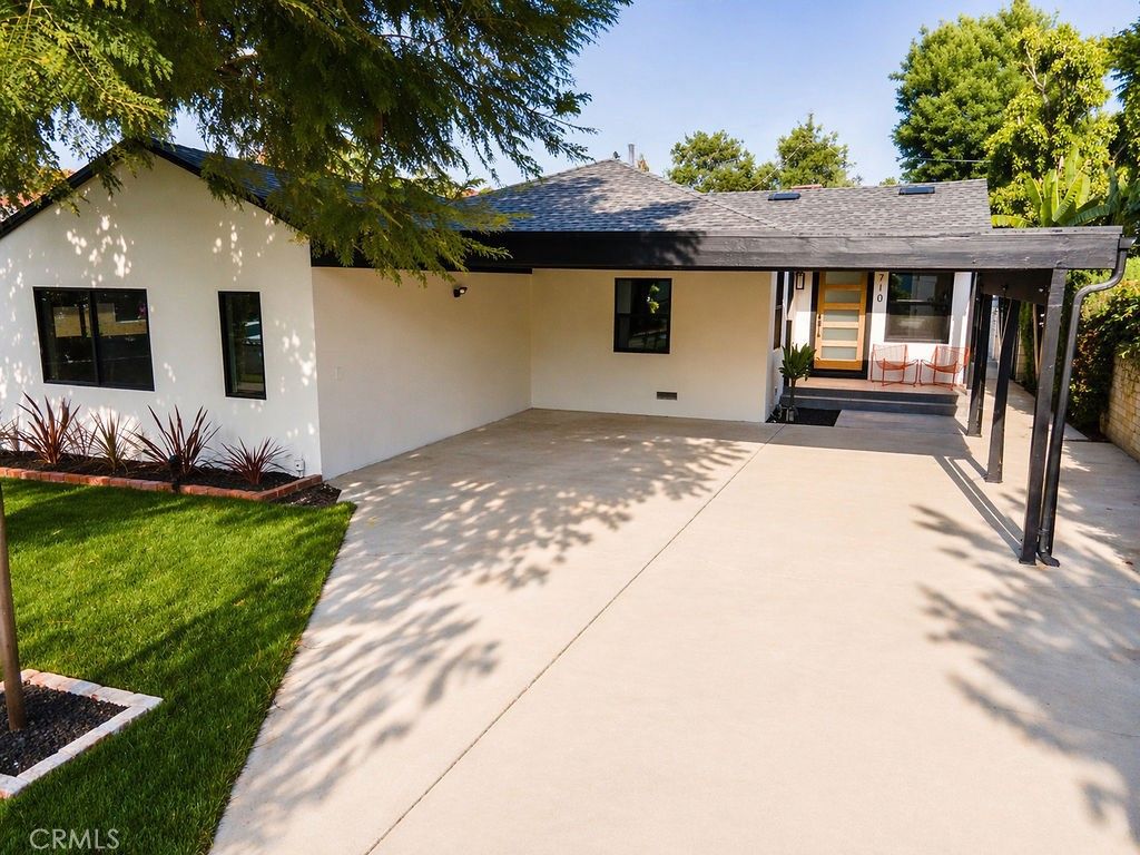 Photo of 5710 Wilbur Ave, Tarzana, CA 91356 (MLS # SR26081866)