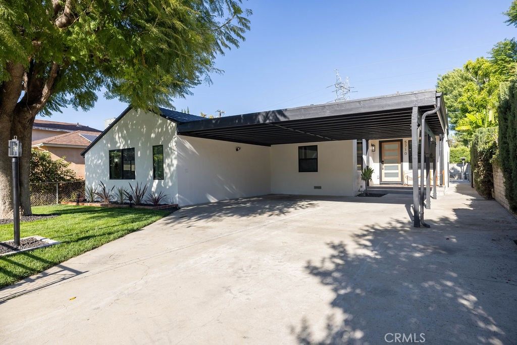 Photo of 5710 Wilbur Ave, Tarzana, CA 91356 (MLS # SR26081866)